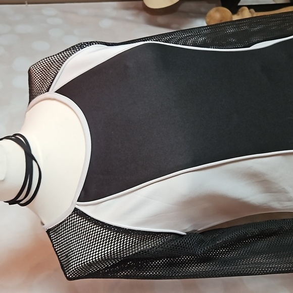 Romeo & Juliet Couture | Black and White Form Fitting Dress - Picture 2 of 8